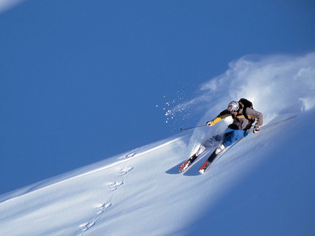 Лыжник скатывается. Спуск с горы на лыжах. Скоростной спуск на лыжах. Скоростной спуск на лыжах с горы. Быстрый спуск с горы.